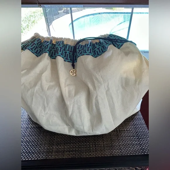 Tory Burch Small Robinson Tote - Picture 2 of 12